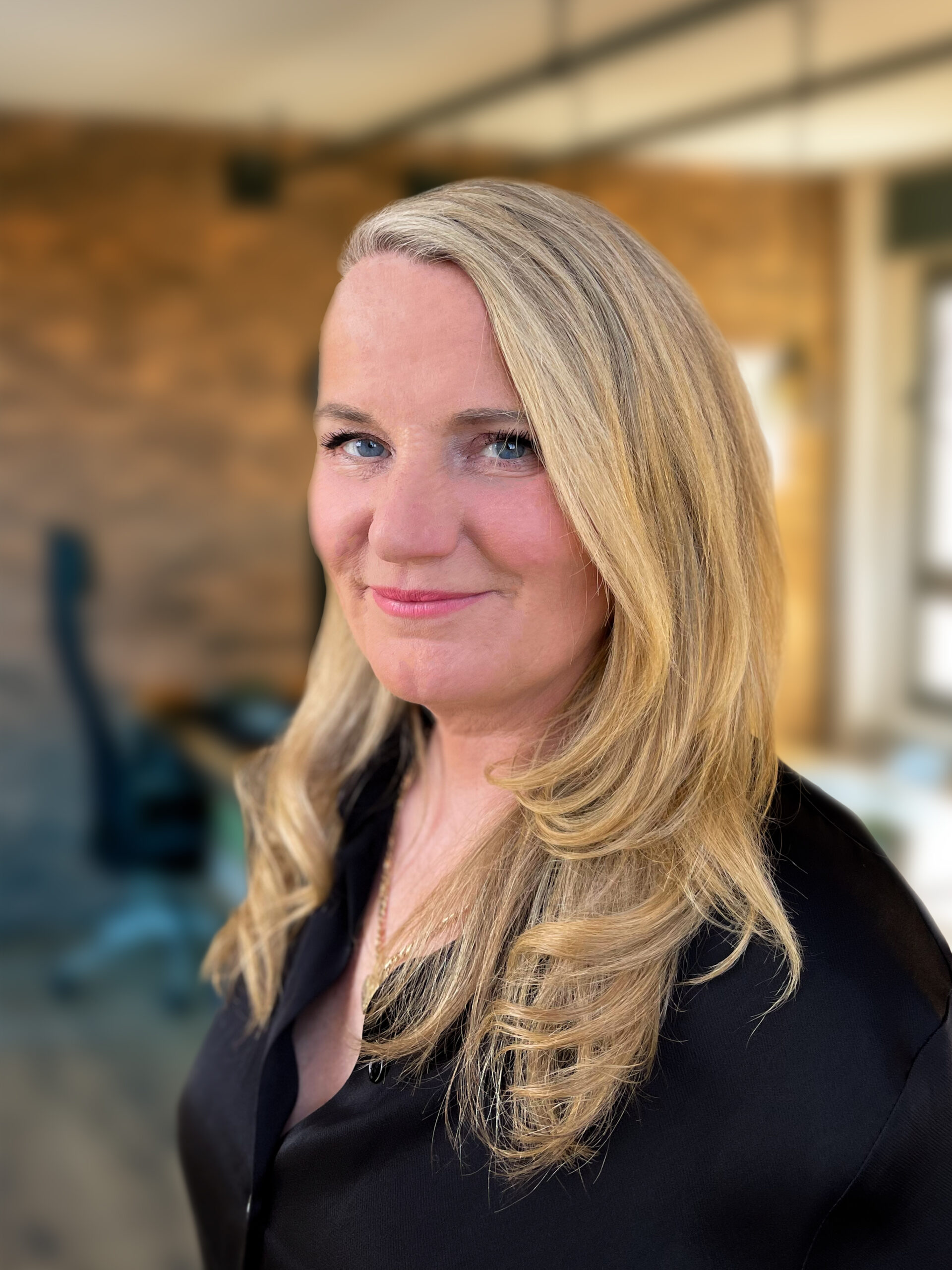 Claudia vor unscharfem Büro Hintergrund